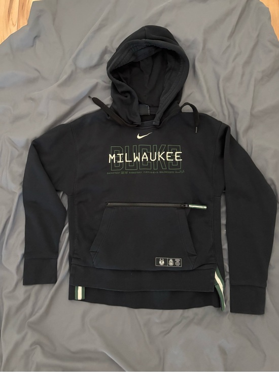 Nike Tops - Nike Milwaukee Bucks NBA courtside standard issue performance hoodie